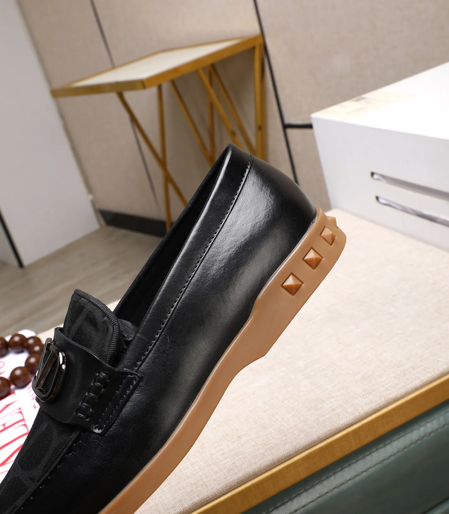 Men's shoes 💰520 [Valentino-Valentino] High-quality boutique men's shoes. The same style as the celebrities, original and authentic.✅ Made of imported cowhide + original apricot cowhide lining. The French luxury model is priced at 14,080 Swiss francs. It is also a Paris Fashion Week catwalk model. A brand can be deeply rooted in your heart, and a pair of shoes can make you linger. What you wear is not only noble, but also an aura. 👻Standard 38-45